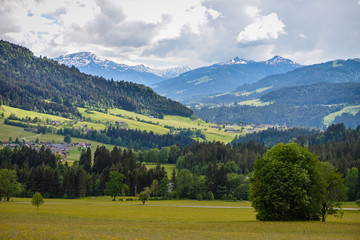 Fototapeta na wymiar Landschaft mit Blick richtung Brixental in Tirol bei nahendem Gewitter