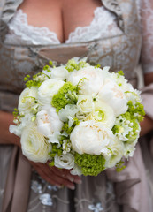 Brautstrauß mit bunten Blumen bei Hochzeit