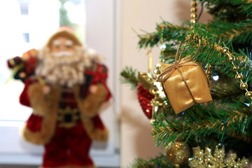 Złota paczka, prezent, ozdoba na choince świątecznej, Boże Narodzenie, mikołaj. - obrazy, fototapety, plakaty
