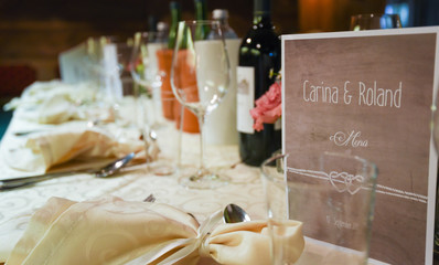 Schön gedeckter Tisch bei einer Hochzeit mit individueller Menukarte