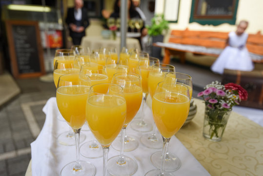 Gl&auml;ser mit Orangensaft f&uuml;r G&auml;ste bei einem Fest als Erfrischung