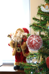Czerwona bombka choinkowa z ornamentem śniegu na choince świątecznej, Boże Narodzenie, mikołaj.