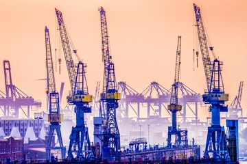 Kräne im Hamburger Hafen, Deutschland, gegen den späten Abendhimmel gesehen. © foto-select