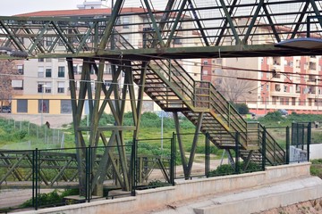 Pasarela elevada sobre vías del tren