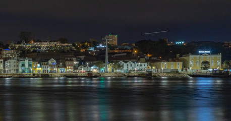 Obraz na płótnie Canvas Porto at night