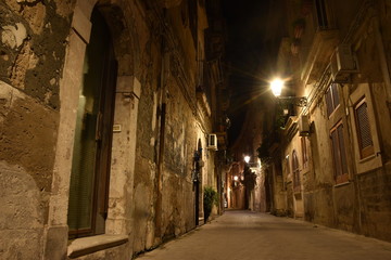 Fototapeta na wymiar Di notte tra i vicoli di Ortigia, Siracusa-Sicilia
