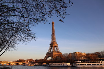 Fototapeta na wymiar Tour Eiffel à Paris un soir d'Automne