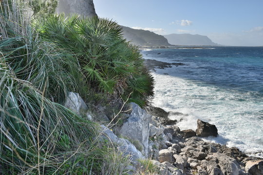 Mare agitato lungo la costa siciliana