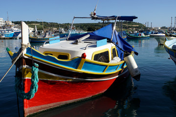 Fototapeta premium traditionelle, bunte Fischerboote im Hafen von Marsaxlokk