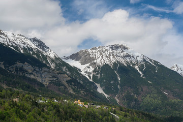 Blick auf Arzler Scharte in Innsbruck im Frühling