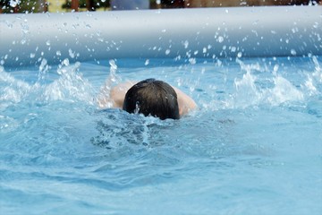 Diversão na Água de Piscina 