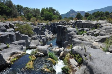 Der schluchtartig in Kalkfelsen eingeschnittene Alcantara-Fluss nordöstlich des Vulkans Ätna fließt in Blickrichtung Castiglione di Sicilia, Sizilien, Italien