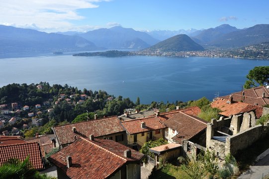 Blick von oberhalb des Städtchens Laveno auf das Westufer des Lago Maggiore mit Verbania, Intra und die Boromäischen Inseln