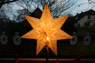 leuchtender Stern im Fenster