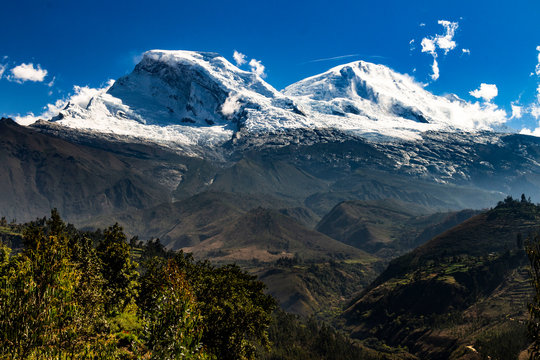 La bellissima Cordillera bianca e le sue lagune nel parco nazionale Huascaran, Huar&agrave;z, Per&ugrave;