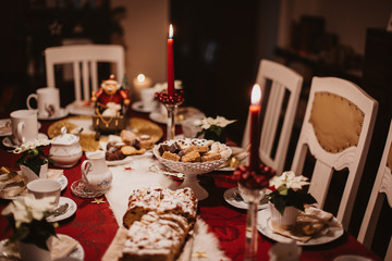 Festlich gedeckter Weihnachtstisch mit Plätzchen und Stolle