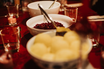 Schüssel mit Rotkraut und Klößen auf festlich gedecktem Tisch