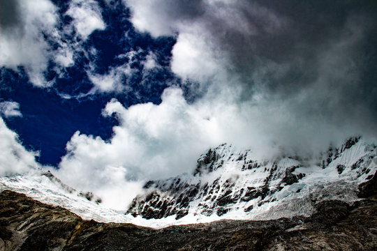 La bellissima Cordillera bianca e le sue lagune nel parco nazionale Huascaran, Huar&agrave;z, Per&ugrave;