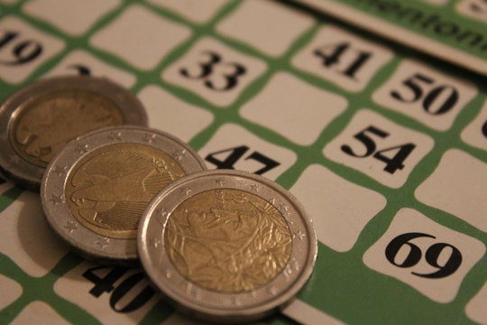 tombola o bingo con monete in euro