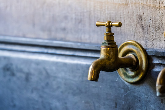 Vieux robinet en cuivre dans une cuisine