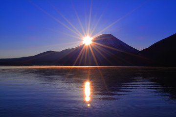 本栖湖からの日の出の太陽と富士山 2018/12/19