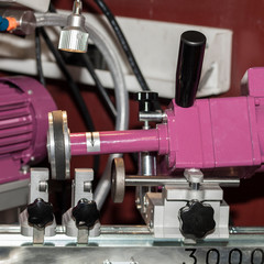 Machine for grinding the engine valve chamfer