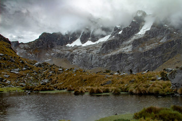 Fototapeta na wymiar La bellissima Cordillera bianca e le sue lagune nel parco nazionale Huascaran, Huaràz, Perù