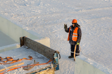 Slinger in an orange helmet at the installation site