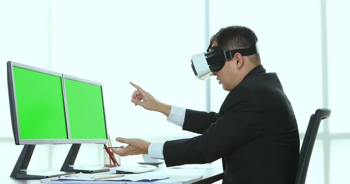 Middle-aged Asian businessmen sitting and viewing the contents of the virtual reality device, which is a technology of the future, Helps to make business easier and more successful.