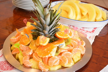 piatto di frutta fresca ananas mela arance melone kiwi mandarini frutta ricca di  vitamina 