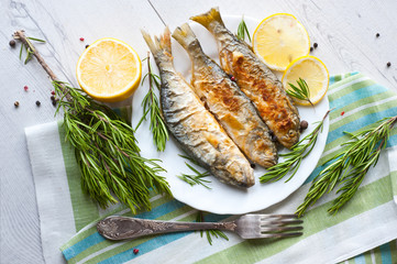 Fried fish with lemon rosemary and pepper.
