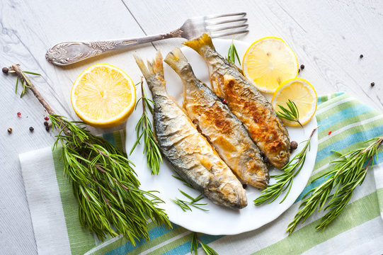 Fried fish with lemon rosemary and pepper.

