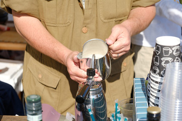 コーヒーを入れるバリスタ