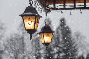 Fototapeta na wymiar Streetlights shine, a winter urban view in the morning