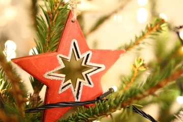 Ozdoby choinkowe - czerwona gwiazda na choince z lampkami - Boże Narodzenie - obrazy, fototapety, plakaty