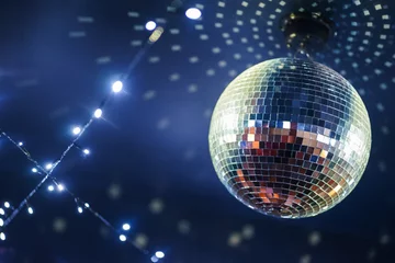 Photo sur Plexiglas Lumière et ombre Boule à facettes lumineuse boule disco sous le plafond.