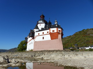 Fototapeta na wymiar Blick auf Pfalzgrafenstein mit Stadtturm in Kaub am Rhein