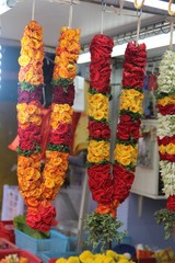 Fototapeta premium Bunte Blumenkette in Asien