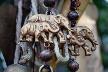 Fototapeta na wymiar Miniatur Elefanten Anhänger in einem buddhistischem Tempel - Thailand