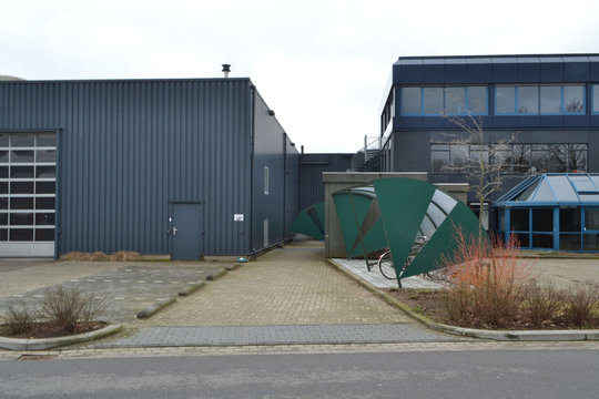 twee bedrijfspanden met kanteldeur en ingang en oprit en fietsenstalling op industrieterrein