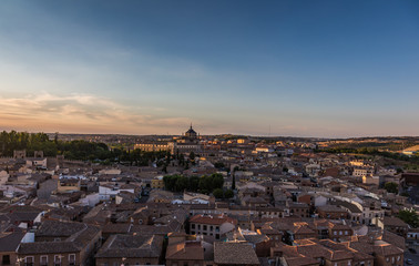 Obraz premium Panoramic view of the old town at sunset in Toledo, Spain.