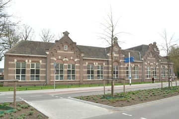 Deurstickers oude, monumentale school aan drukke straat in Doetinchem © henkbouwers