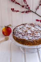 selbstgemachter Apfelkuchen mit Nüssen und Honig
