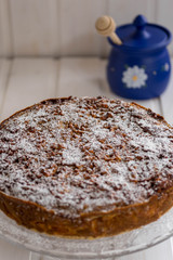 Honigkuchen mit Nüssen und Puderzucker