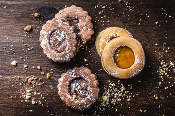 Naklejka premium apricot and chocolate biscuits on a dark background