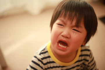 泣く男の子
