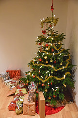 Christbaum mit Geschenken