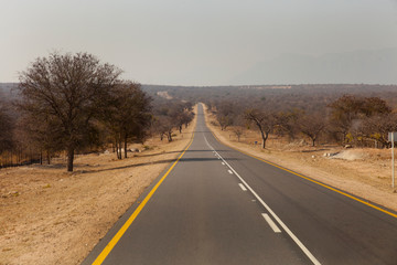 percorrendo una strada sudafricana  - 240608923