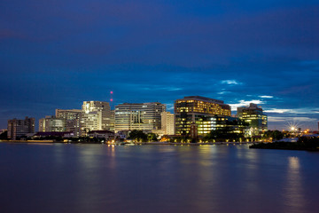 Obraz premium Siriraj Hospital A major government hospital in Bangkok, Thailand situated by the Chao Phraya River with twilight light.