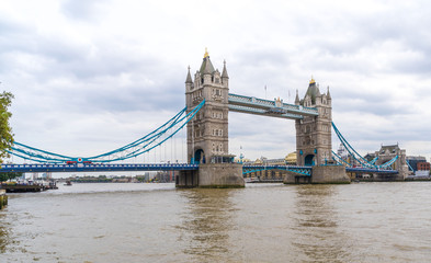 Fototapeta na wymiar tower bridge on the river thames in london